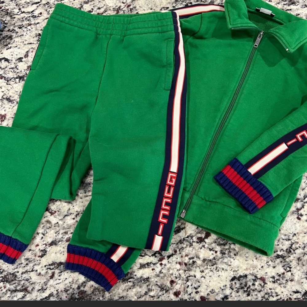 I’m looking to buy this sweat suit in size 8 or 10